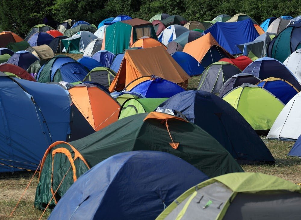Mange telte i naturen